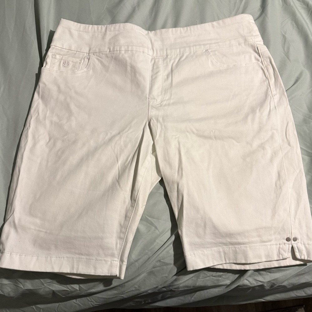 Gloria Vanderbilt Slimming White Bermuda Shorts